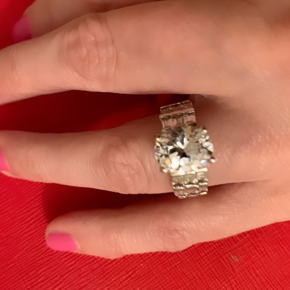 Absolutely stunning, looks like a real Dimond fashionable ring, size about 6.5-7